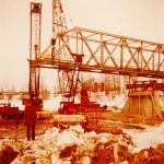Kuvassa jämerää nostokalustoa siltatyömaalla 70-luvulla Yli-Iissä.