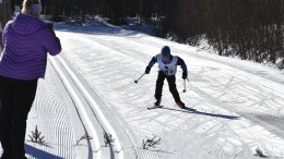 Oliver Nivala hiihtää hurjaa vauhtia Hikihiihdon Rekka-Pekka-sarjan yhden kilometrin maaliin.