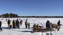 Aurinkoa ja lämpöä sekä monenlaista puuhaa oli tarjolla Jäälinmajan rannassa järjestetyssä tilaisuudessa. (Kuva: Teea Tunturi)