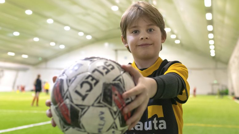 Kahdeksanvuotias Antton Kujala on harrastanut jalkapalloa pian vuoden verran. Hän pitää eniten maalivahdin ja puolustajan pelipaikoista.