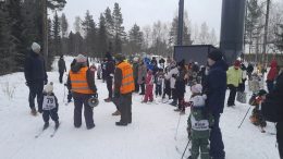 Asemakylän kyläyhdistyksen kilpahiihtoihin oli ilmoittautunut 85 lasta. Kuva: Sylvi Kyllönen