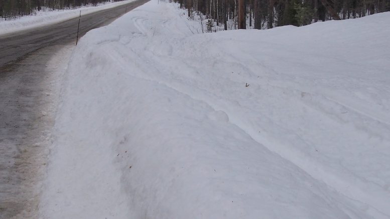 Yleisimmin viranomaiset joutuvat huomauttamaan moottorikelkkailijoita tiealueella ajamisesta, penkereet ja ojatkin kun kuuluvat tiealueeseen.