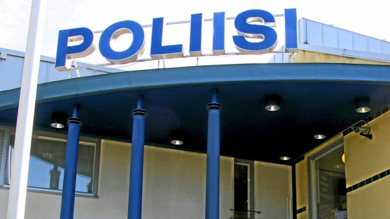 Haukiputaan poliisilaitoksen konttiputkiin kuljetettu alaraajahalvaantunut henkilö teki kohtelustaan kantelun oikeusasiamiehelle. Oikeusasiamies katsoo Haukiputaan poliisivankilan tilojen olevan liikuntarajoitteiselle asiakkaalle sopimattomat. Arkistokuva: Elina Mäyrä