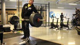 Tuomas Kouvalalle tangossa olevat 120 kiloa ovat vain lämmittelypainoja. Hyväksyttyyn suoritukseen vaaditaan Kouvalan näyttämä loppuasento.