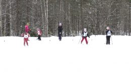 Nappulahiihdossa tunnelma oli iloinen ja kannustushuudot raikuivat, kun lapset pääsivät ladulle.