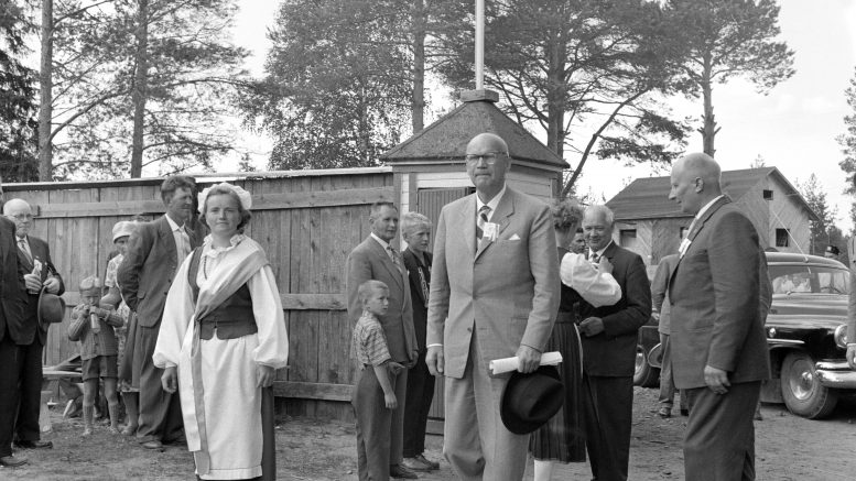 Kellolla on takanaan vanha,a mutta myös uudempaa historiaa. Presidentti Urho Kekkonen saapui Kellon kylässä Haukiputaalla järjestettävien maakuntajuhlien päätilaisuuteen 3.7.1960. Kuva: Museovirasto