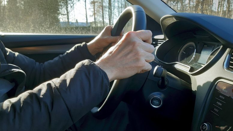 Moni ikääntyvä autoilija on tiedostanut ajokyvyn heikentyneen iän myötä. Toisaalta kokemus auttaa välttämään riskitilanteita.