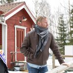 Lauri Salovaara odottaa jo lumien lähtöä, jotta pääsee pihatöihin Halosenniemessä.