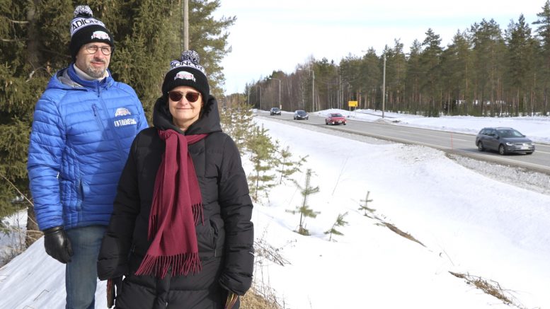 Tuija ja Heikki Aitto-ojan pihalla on korvia huumaava meteli Kuusamontien liikenteen kulkiessa tontin ohi. Heitä kauhistuttaa se, jos tietä aletaan leventää nykyiselle paikalleen, sillä silloin tie olisi taas hiukan lähempänä. Kuva on otettu suojavallilla, jonka Aitto-ojat ovat rakentaneet omalla kustannuksella yhdessä naapurin kanssa. Lähinnä se on näkymäeste. (Kuva: Teea Tunturi)