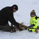 Onneksi isä tulee apuun. Pian päästään paistamaan.