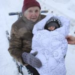 Kokolla tapasivat myös Karahkan vanhin ja nuorin asukas. Eila Ylipyky, 92, sai syliinsä kuukauden ikäisen poikavauva Kaarlejärven.