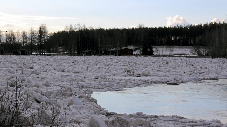 Huhtikuun 13. päivä vuonna 2016 Kiiminkijoen tulva näytti Alakylässä tältä. (Arkistokuva: Teea Tunturi)