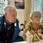 Antti ja Esteri Rautakoski ovat olleet naimisissa lähes 70 vuotta. Esterin nopeasti edennyt muistisairaus muutti pariskunnan elämän totaalisesti. (Kuva: Rautakoskien kotialbumi)