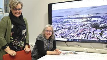 Kaavoittajat Paula Paajanen ja Pia Krogius pitävät Oulun kulttuuriympäristön monimuotoisuudesta. (Kuva: Teea Tunturi)