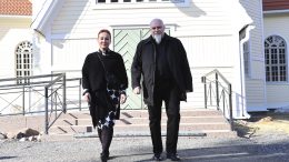 Salla Autere tai Lauri Kujala on Haukiputaan seurakunnan uusi kirkkoherra. Valinta ratkeaa vaalipäivänä sunnuntaina 19.5. Kumpikin heistä astuisi mielellään johtamaan seurakuntaa. Kuvat: Auli Haapala