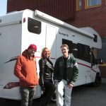 Biisiaihioita hiotaan asuntoautosta löytyvästä studiossa. Biisipajan vetäjät olivat Valtteri Lipasti (vas.), Nina Erjossaari ja Mitja Erjossaari.