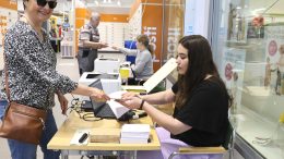 Pirjo Raatikainen kävi äänestämässä Haukiputaan ennakkoäänestyspaikassa S-marketin aulassa pian pisteen avauduttua. Vaalivirkailijoina toimivat Henna Haapakoski (oik.) ja Lumi Pönkä. Ennakkoäänestys jatkuu tiistaihin 4.6. saakka.