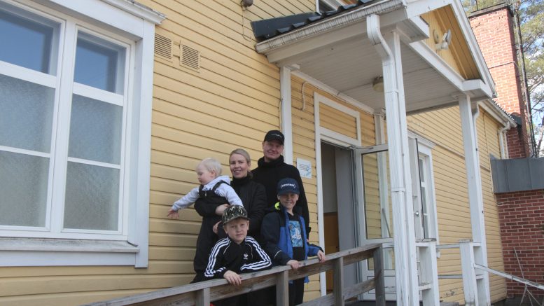 Heinikosken perhe Jenna ja Janne sekä pojat Luka, Lenny ja Leo. Kuva: Suvi Rissanen.