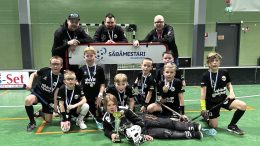 KeLyn P10 kilpajoukkueen pelurit loppuottelun jälkeisissä tunnelmissa.