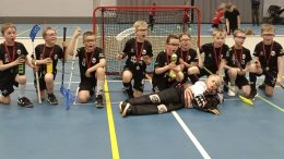 Kellon Lyönnin P9-joukkue iloisissa voittotunnelmissa.