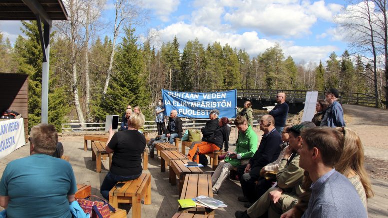 Kaksi vuotta sitten Pro Kiiminkijoki ry järjesti Koitelissa tilaisuuden, jossa kerrottiin muun muassa kaivoshankkeiden mahdollisista vaikutuksista Kiiminkijoen vesistöön. Tuolloin ei yhdistysväki vielä tiennyt, miten nopeasti Martimo1-hanke tulee tiensä päähän. (Arkistokuva: Teea Tunturi)