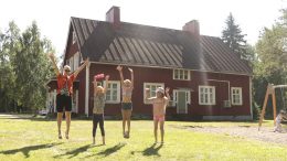 Parasta lapsille -leireillä ollaan paljon ulkona. Takana Leirikeskus Koivuhaan päärakennus. Se on aikoinaan ollut Halosenniemen sahan työntekijöiden asunto. Kuvat: Parasta Lapsille ry.
