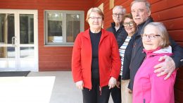 EL Pohjois-Pohjanmaan piirin kulttuuripäivää vietetään 25.5. Huttukylän nuorisoseuralla. EL Kiimingin Lahja Kellokumpu, Veli Soronen, Sirkka-Liisa Mikkonen, Lauri Mikkonen ja Anja Runtti kävivät ennen tapahtumaa juhlapaikalla tekemässä viime hetken suunnitelmia. (Kuva: Teea Tunturi)