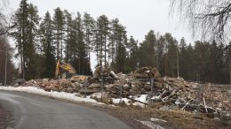 Maisema muuttuu Saarikankaantien ja Kiiminkijoen varrella Asemakylässä kun Pohjolan-opiston rauniot saadaan siistittyä. Kuva: Auli Haapala