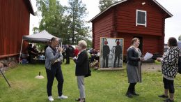 Pirjo Lantto (vas.) ja Liisa Ervasti-Julku sekä Outi Hirvelä ja Mairit Toppi juttelemassa Rakennusperintöpäivän annista museon pihatapahtumassa. Martinniemen kyläyhdistys piti kahvilatelttaa. Kuvat:Auli Haapala