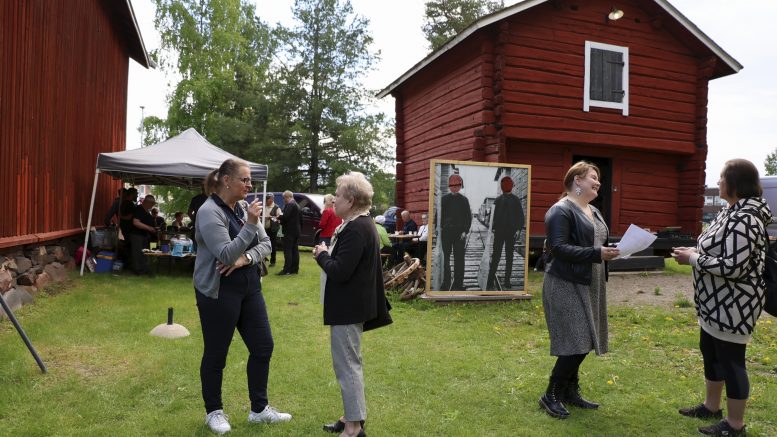 Pirjo Lantto (vas.) ja Liisa Ervasti-Julku sekä Outi Hirvelä ja Mairit Toppi juttelemassa Rakennusperintöpäivän annista museon pihatapahtumassa. Martinniemen kyläyhdistys piti kahvilatelttaa. Kuvat:Auli Haapala