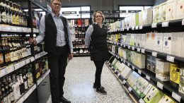 Haukiputaan Alkon palvelupäällikkö Ari Haapaniemi ja palvelumestari Eveliina Puisto kertoivat, asiakkaat ja henkilökunta ovat tyytyväisiä uudistettuun myymälään. Kuva: Auli Haapala