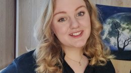Janina Tihinen kertoo, että musiikki on ollut hänelle rakas harrastus lapsesta lähtien, ja yrittäjyys on mahdollistanut sen, että hän voi tehdä työtä intohimonsa parissa. Kuva: Janina Tihinen