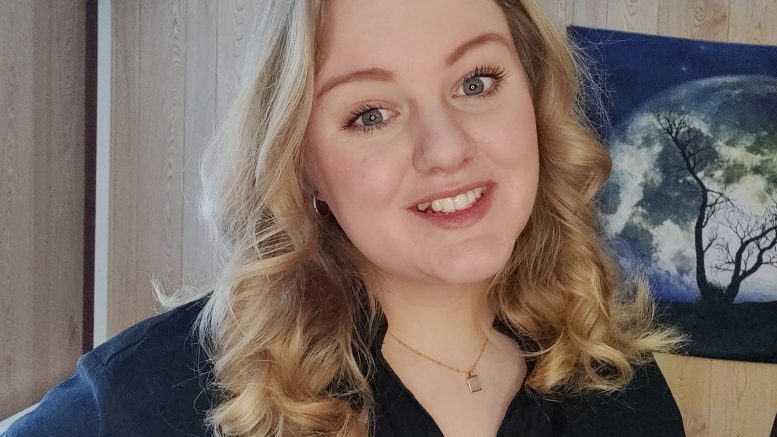 Janina Tihinen kertoo, että musiikki on ollut hänelle rakas harrastus lapsesta lähtien, ja yrittäjyys on mahdollistanut sen, että hän voi tehdä työtä intohimonsa parissa. Kuva: Janina Tihinen