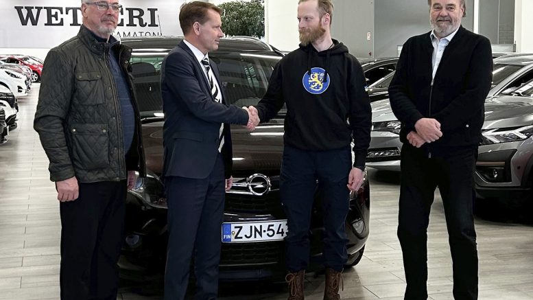 LC Ii hankki henkilöauton Ukraineen koulutustyötä tekevällä tiimille. Kuvassa vas. Vesa Hanhisalo LC Ii, Tj Aarne Simula Wetteri Oyj, Juho Taskila Lion Defense Team, Hannu Kaisto LC Ii.