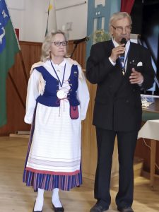Eira ja Heikki Saarela saivat maakuntahermanni- ja maakuntahermenskakäädyt.