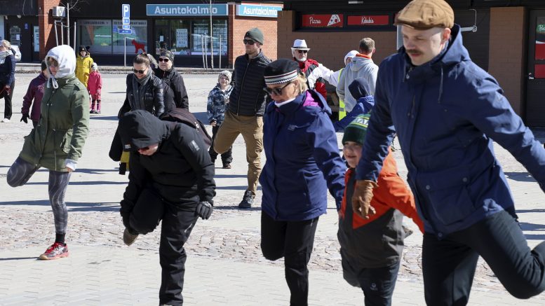 Unelmien liikuntapäivä liikutti ja viihdytti väkeä Haukiputaan torilla toukokuussa. Lisää yhteisiä tapahtumia toivotaan, mutta järjestelyt vaativat yhteistyötä ja vapaaehtoisia. Kuva: Auli Haapala