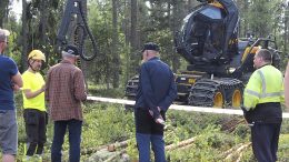 Monitoimikone kiinnosti katsojia, ja sen ohjaimissa istunut Teemu Aalto saikin tauolla käydessään vastata lukuisiin kysymyksiin.