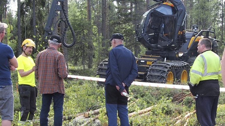 Monitoimikone kiinnosti katsojia, ja sen ohjaimissa istunut Teemu Aalto saikin tauolla käydessään vastata lukuisiin kysymyksiin.