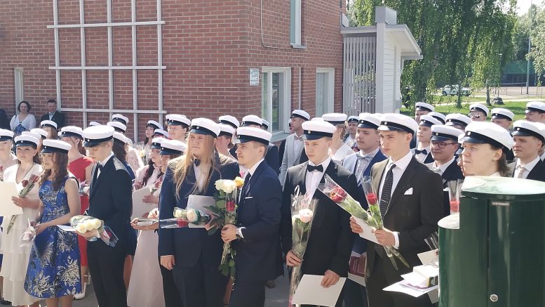 Kiimingin lukion uudet ylioppilaat saivat juhlia komeassa kesäsäässä. Kuvat: Sanna Huhtela