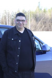 Kuivaniemestä kotoisin oleva laulaja Juha Alvarin kesään kuuluvat keikat ja isot tanssilavat. Keikkoja on pitkin kesää erikokoisilla kokoonpanoilla ja omalla kylälläkin hän esiintyy yhdessä Tuomas Heinikosken kanssa. Kesään kuuluu myös grillaaminen ja paras kesäbiisi Alvarin mielestä on Paula Koivuniemen Sata kesää, tuhat yötä.