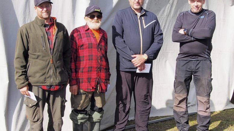 Palkinnoille ylsivät toiseksi sijoittuneet Jarno Tolonen (vasemmalla) ja Esa Ontero sekä voittoon uistelleet Markku Isola ja Vesa Siltakoski. Kuvasta puuttuvat kolmannen sijan ottaneet Esa Saarela ja Henri Turtinen. Kuvat: Ritva Piri.