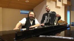 Oopperalaulaja Matti Turunen (vasemmalla) ja haitarimestari Jussi Keltakangas esiintyvät TervasTiimassa Ylikiimingissä.