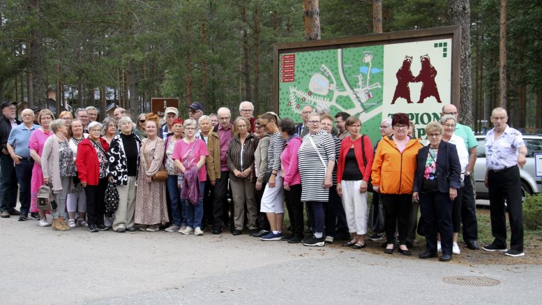 Kiimingin Eläkeläiset ry. teatteriretkellä Kalajoella.