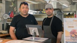 Serdar Öztasci (oikealla) ja Ramazan Palavar ovat Damlataksen uudet omistajat, jotka ovat tuoneet mukanaan uusia ideoita ja energiaa. Kuvat: Joona Karjalainen