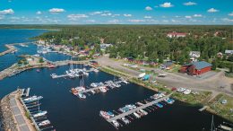 Satama Parturi sijaitsee upeassa Kiviniemen satamassa. Kuvat: Joona Karjalainen