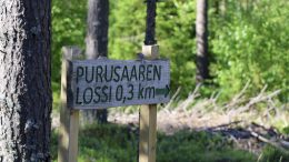 Tien varressa on hyvät opasteet Purusaareen. Kuvat: Iida Koskela