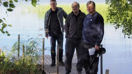 Simojoen ja Kuivaniemen kalatalousalueen hallituksen puheenjohtaja Tapani Kuusela (edessä) sai todeta, että kalatalousalueen näkökulmasta Särkijärvellä on tehty pitkää ja ansiokasta työtä. Kalatalousalueen mahdollisuudet taloudelliseen avustamiseen ovat kuitenkin hänen mukaansa vähäiset. Iin kuntaa edustivat tilaisuudessa Teijo Liedes ja Johannes Tuomela (taaimpana).
