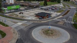 Haukiputaan keskustassa sijaitseva entisen kunnanviraston tontti näkyy kuvan yläreunassa nurmialueena ja hiekkakenttänä. Tontti on kerran ollut vuokrattuna ja toisen kerran varattuna rakennusliikkeille, mutta rakentaminen ei ole käynnistynyt. Nyt sille etsitään uutta käyttöä palveluasumisen piiristä. Kuva: Joona Karjalainen