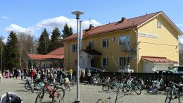 Tirinkylän kouluyksikkö saa jatkaa, jos oppilasmäärä ei laske syyskuun 2023 oppilasmäärään nähden 20 prosentilla. Todennäköistä on, että Tirinkylän yksikkö lakkautetaan vielä tällä vuosikymmenellä. Arkistokuva: Teea Tunturi