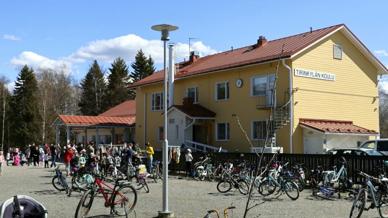 Tirinkylän kouluyksikkö saa jatkaa, jos oppilasmäärä ei laske syyskuun 2023 oppilasmäärään nähden 20 prosentilla. Todennäköistä on, että Tirinkylän yksikkö lakkautetaan vielä tällä vuosikymmenellä. Arkistokuva: Teea Tunturi